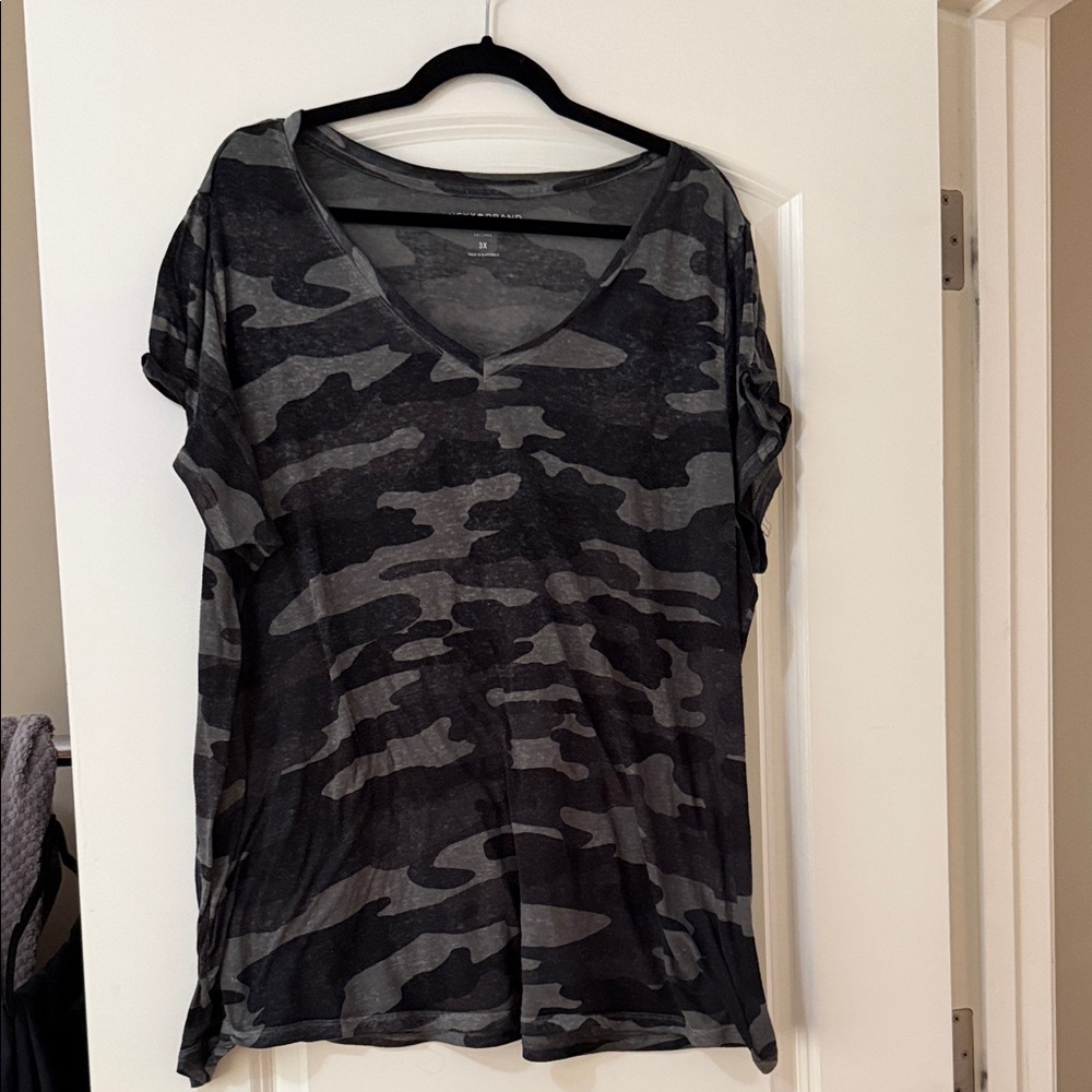 Lucky Brand Black and Gray Camo V-Neck Tee